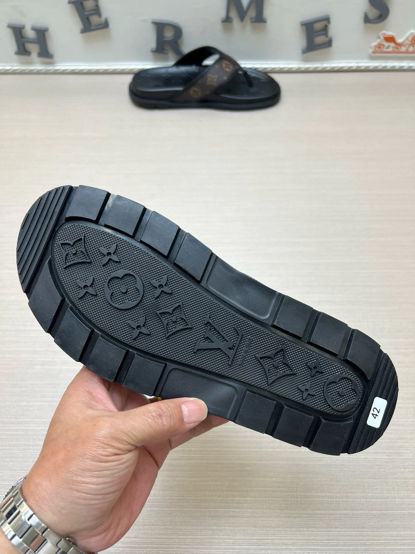 P270🏆Louis Vuitton 🏆[Louis Vuitton] Spring/Summer 2025 [Men's Flip Flops] 🎯🎯As an active family in the fashion industry ⭐ Lv is characterized by bold innovation ⚡Create this casual business style for Chinese fashionable men ✨The fabric is made of imported high-grade cowhide 🔥 Clean and neat ⚡Fashionable and elegant🌹Breathable, sweat-absorbent and deodorant👈So luxurious, high-end and domineering. 👍Must be sold if you repost the picture. Number of yards: 38--46. Color: 🎉 For large quantities. Welcome to repost.